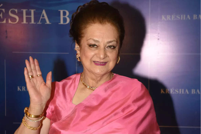 Saira Banu: पहली महिला सुपरस्टार की बेटी हैं सायरा बानो, दिग्गज अभिनेता दिलीप कुमार की पत्नी भी हैं!